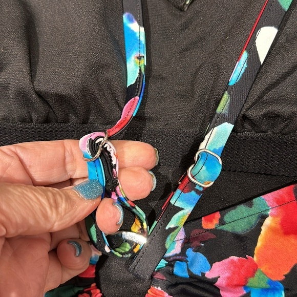 Nwt one piece swimsuit size large. Has a small cut out in back. - Picture 6 of 7